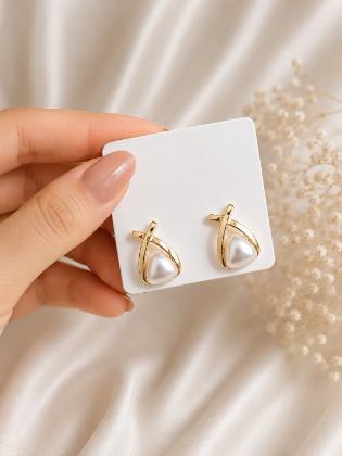 Elegant Pearl Gold Frame Earrings